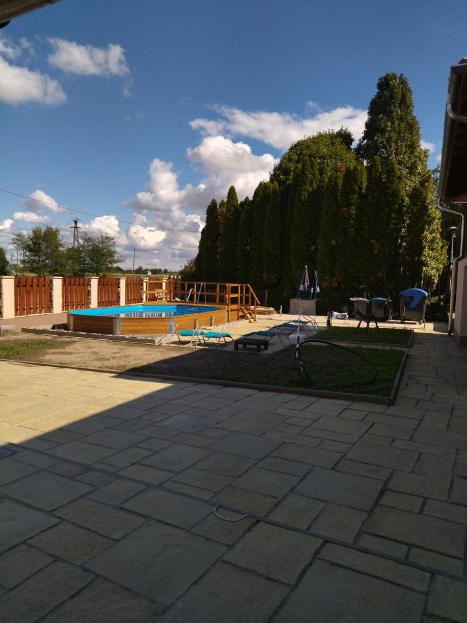 Aquarium Panzio Hotel Abadszalok Exterior photo